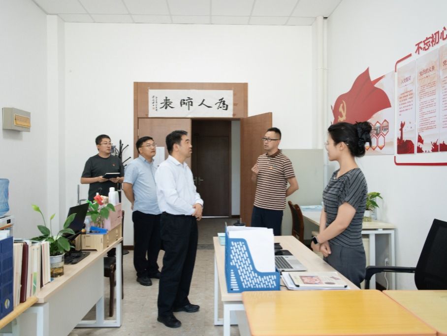 学校党委书记杨文福调研马克思主义学院并召开教师代表座谈会