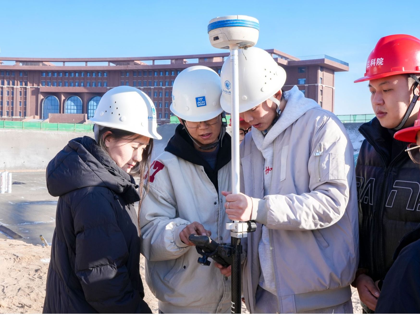 将课堂搬进校园建设一线：兰州信息科技学院与中建七局协同开展“在校建校”综合实践