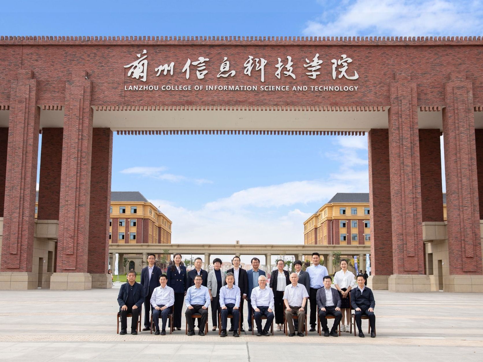 领导关怀 | 民进中央副主席王刚在兰州信息科技学院调研慰问教师代表