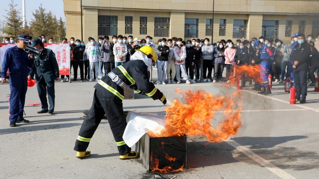 人人参与消防，共创平安和谐 --兰州信息科技学院开展消防灭火演练暨消防安全月启动仪式