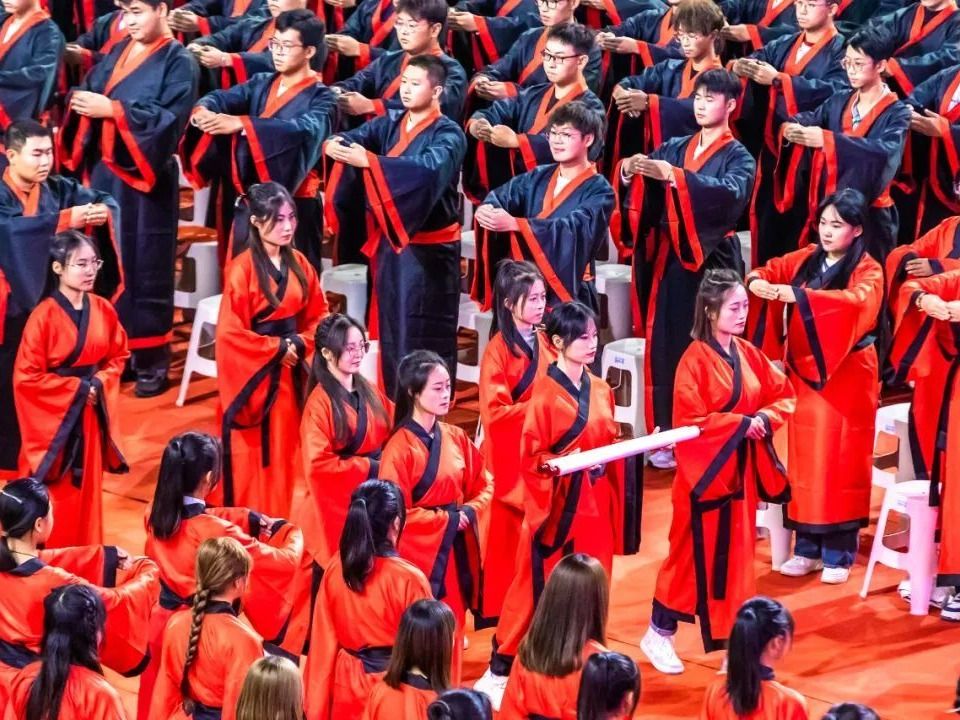 成就最非凡模样！兰州信息科技学院开学大典上千名学生身着汉服行尊师礼